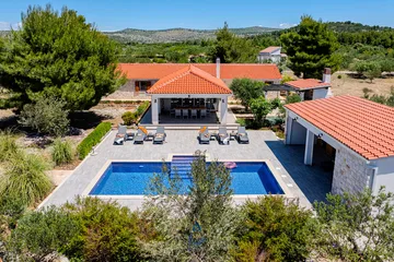Milna 4-Bedroom Villa for up to 10 with Heated Pool