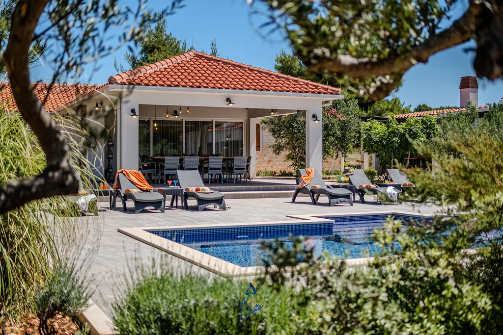 Milna 4-Bedroom Villa for up to 10 with Heated Pool