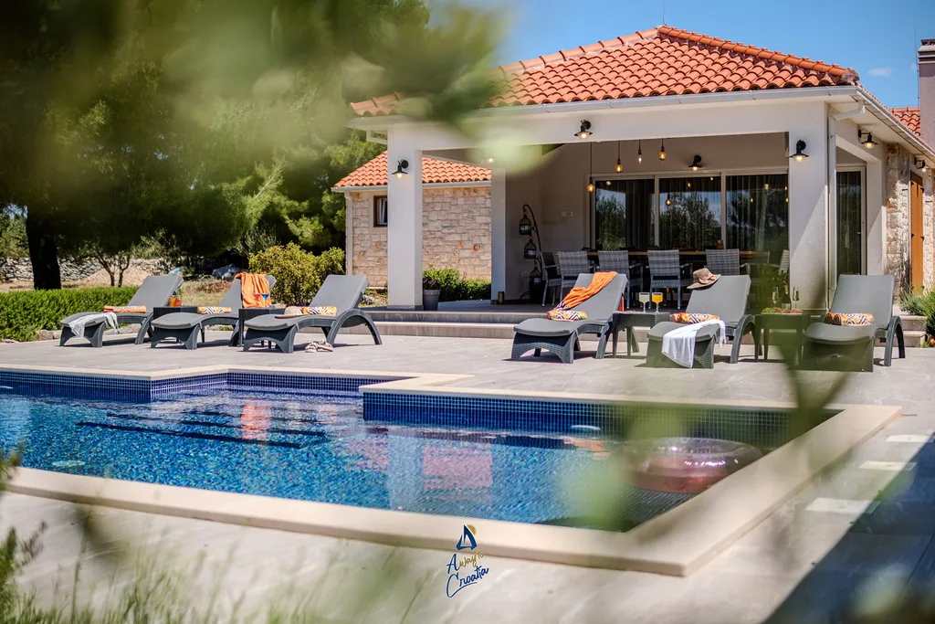 Milna 4-Bedroom Villa for up to 10 with Heated Pool