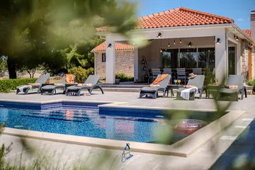 Milna 4-Bedroom Villa for up to 10 with Heated Pool