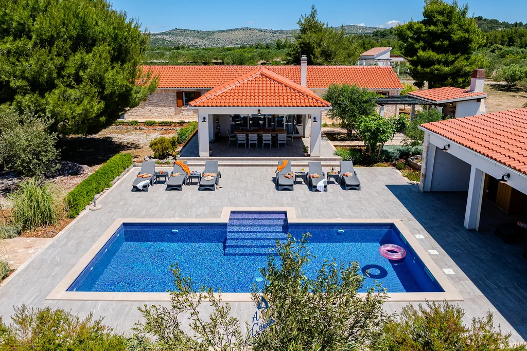 Milna 4-Bedroom Villa for up to 10 with Heated Pool