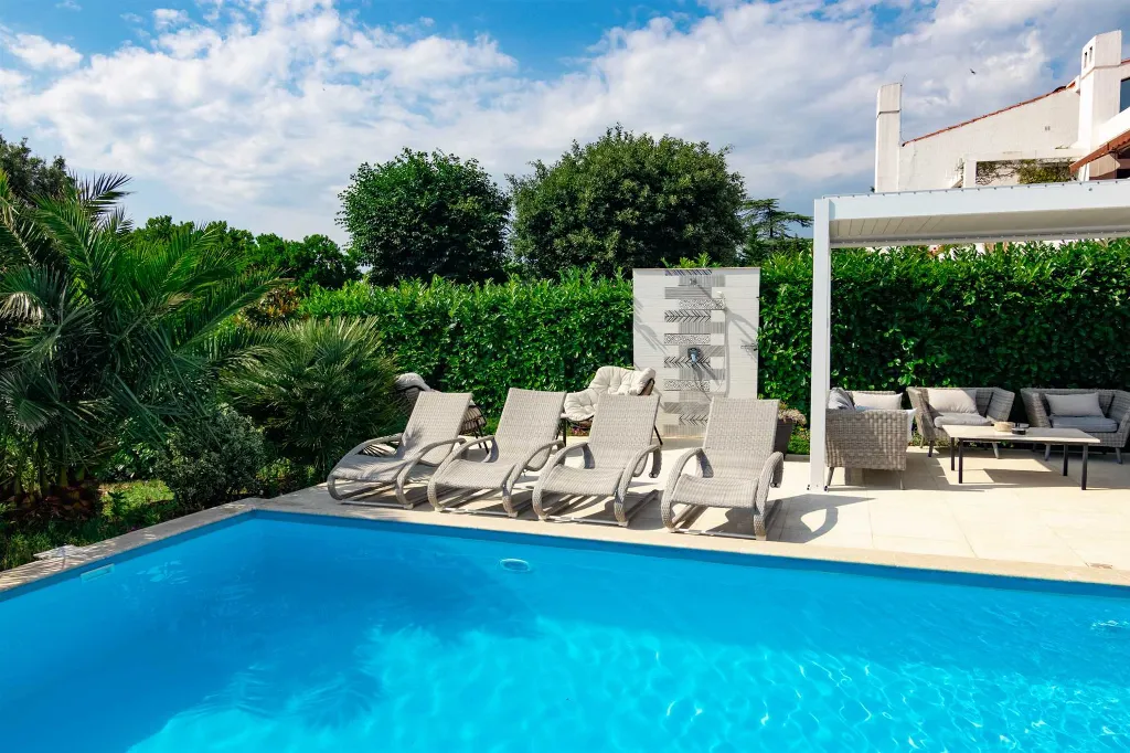 6-Bedroom Villa for 12 in Punat with Heated Pool