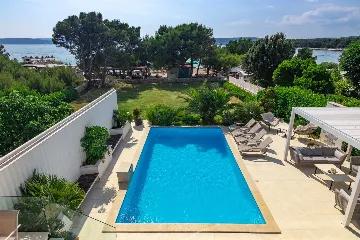 6-Bedroom Villa for 12 in Punat with Heated Pool