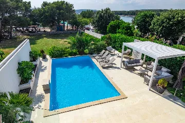 6-Bedroom Villa for 12 in Punat with Heated Pool