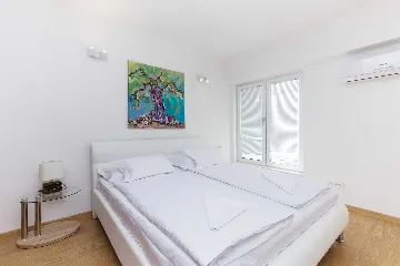 6-Bedroom Villa for 12 in Punat with Heated Pool