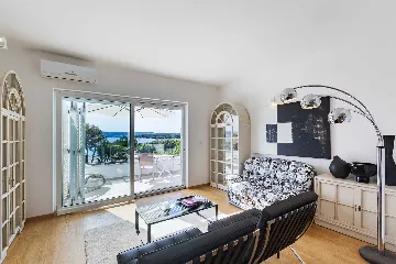 6-Bedroom Villa for 12 in Punat with Heated Pool