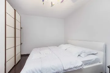 6-Bedroom Villa for 12 in Punat with Heated Pool