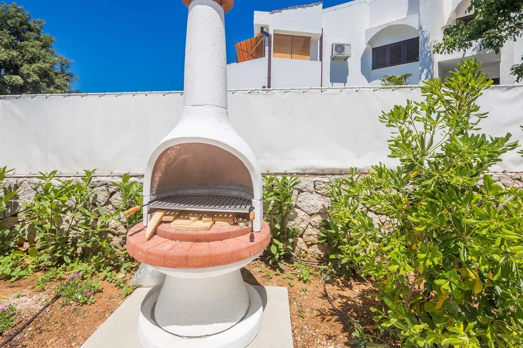 6-Bedroom Villa for 12 in Punat with Heated Pool
