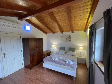 4-Bedroom Villa with Saltwater Pool in Višnjan