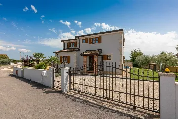 4-Bedroom Villa with Saltwater Pool in Višnjan