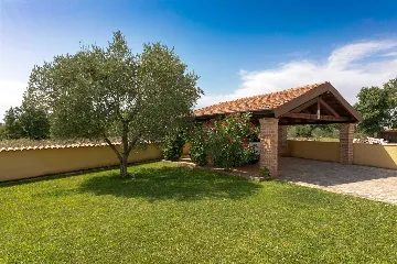 4-Bedroom Villa with Saltwater Pool in Višnjan