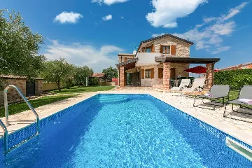 4-Bedroom Villa with Saltwater Pool in Višnjan