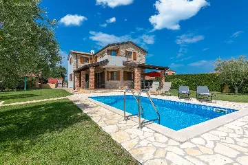 4-Bedroom Villa with Saltwater Pool in Višnjan
