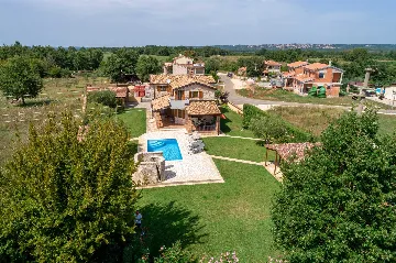 4-Bedroom Villa with Saltwater Pool in Višnjan