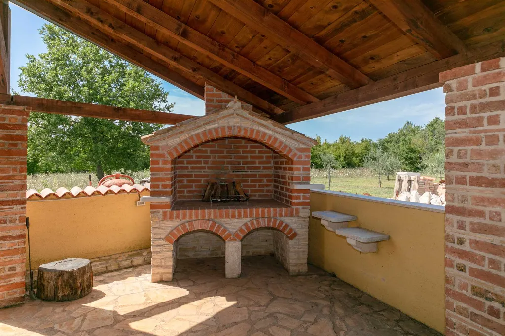 4-Bedroom Villa with Saltwater Pool in Višnjan