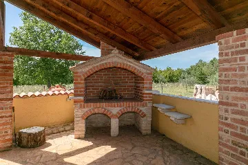 4-Bedroom Villa with Saltwater Pool in Višnjan