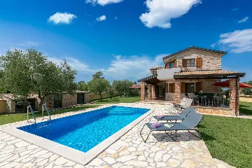 4-Bedroom Villa with Saltwater Pool in Višnjan