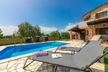 4-Bedroom Villa with Saltwater Pool in Višnjan