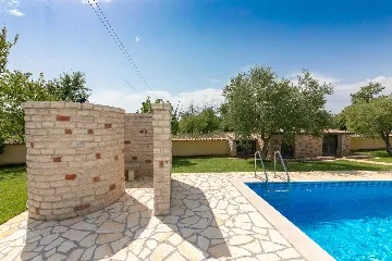 4-Bedroom Villa with Saltwater Pool in Višnjan