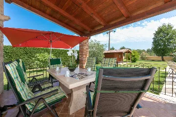 4-Bedroom Villa with Saltwater Pool in Višnjan