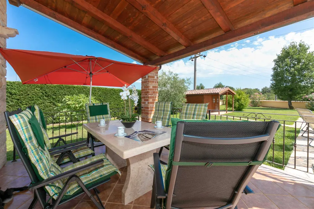 4-Bedroom Villa with Saltwater Pool in Višnjan