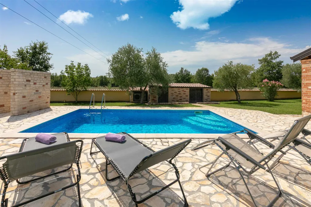 4-Bedroom Villa with Saltwater Pool in Višnjan