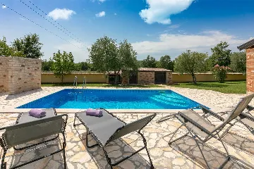 4-Bedroom Villa with Saltwater Pool in Višnjan