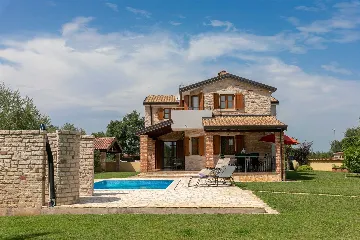 4-Bedroom Villa with Saltwater Pool in Višnjan