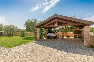 4-Bedroom Villa with Saltwater Pool in Višnjan