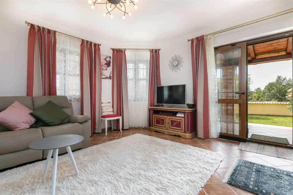 4-Bedroom Villa with Saltwater Pool in Višnjan