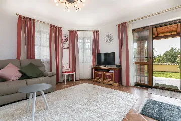 4-Bedroom Villa with Saltwater Pool in Višnjan