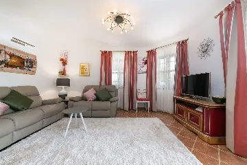 4-Bedroom Villa with Saltwater Pool in Višnjan