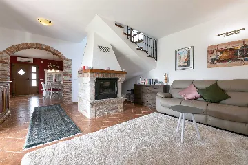 4-Bedroom Villa with Saltwater Pool in Višnjan