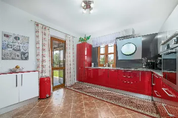 4-Bedroom Villa with Saltwater Pool in Višnjan