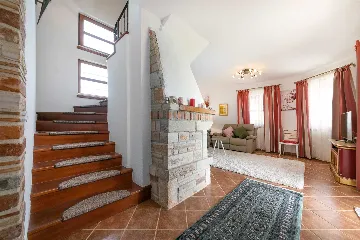 4-Bedroom Villa with Saltwater Pool in Višnjan