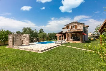 4-Bedroom Villa with Saltwater Pool in Višnjan