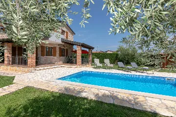 4-Bedroom Villa with Saltwater Pool in Višnjan