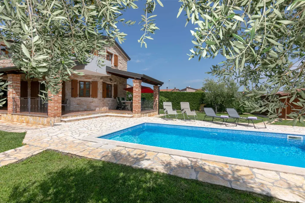 4-Bedroom Villa with Saltwater Pool in Višnjan