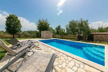 4-Bedroom Villa with Saltwater Pool in Višnjan