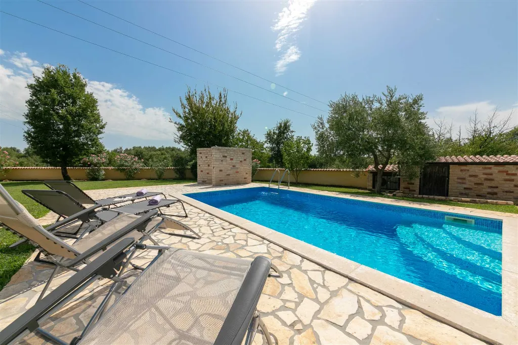 4-Bedroom Villa with Saltwater Pool in Višnjan