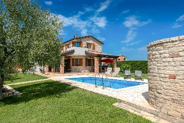4-Bedroom Villa with Saltwater Pool in Višnjan