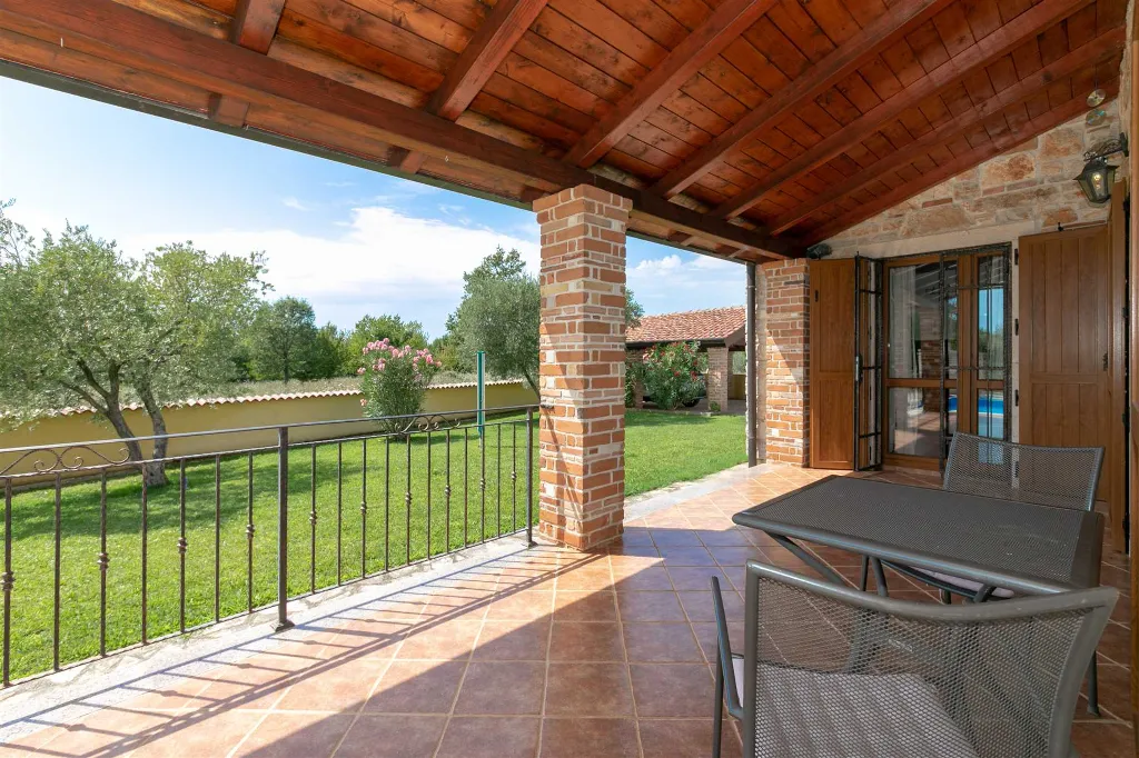 4-Bedroom Villa with Saltwater Pool in Višnjan