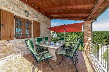 4-Bedroom Villa with Saltwater Pool in Višnjan