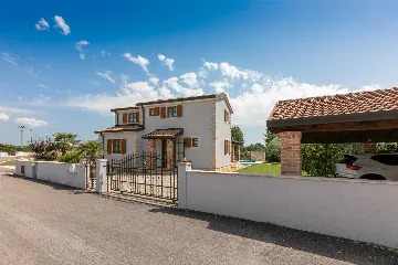 4-Bedroom Villa with Saltwater Pool in Višnjan