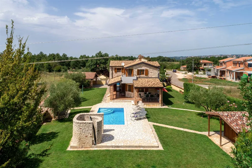 4-Bedroom Villa with Saltwater Pool in Višnjan