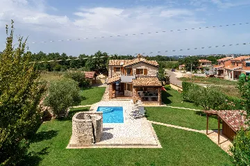 4-Bedroom Villa with Saltwater Pool in Višnjan
