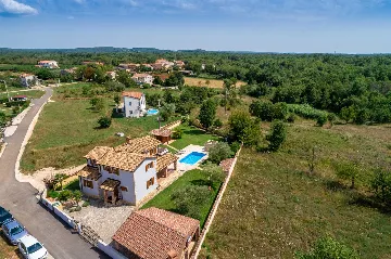 4-Bedroom Villa with Saltwater Pool in Višnjan