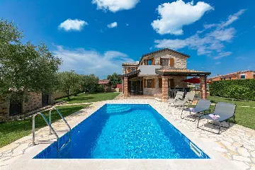 4-Bedroom Villa with Saltwater Pool in Višnjan