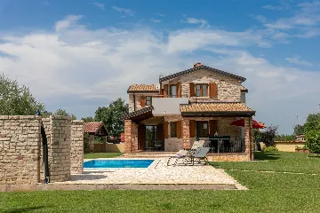 4-Bedroom Villa with Saltwater Pool in Višnjan