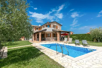 4-Bedroom Villa with Saltwater Pool in Višnjan